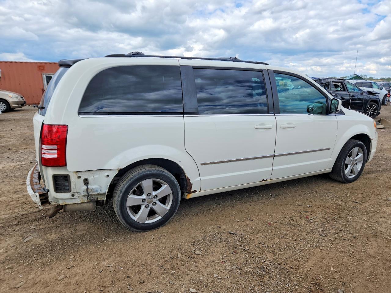 2010 Chrysler Town-Country - Фото 3