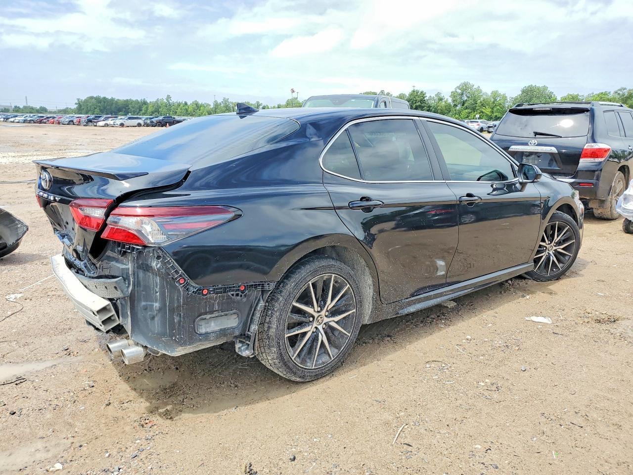 2022 Toyota Camry Se - Фото 3