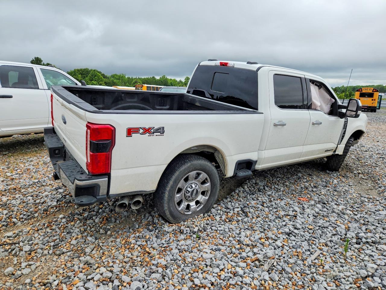 2025 Ford F250 Super Duty - Image 3