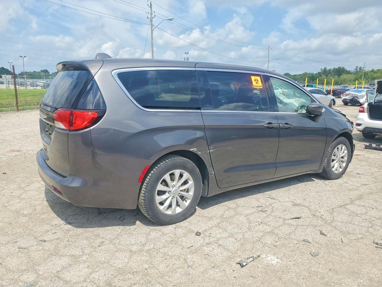 2017 Chrysler Pacifica Touring - Фото 3