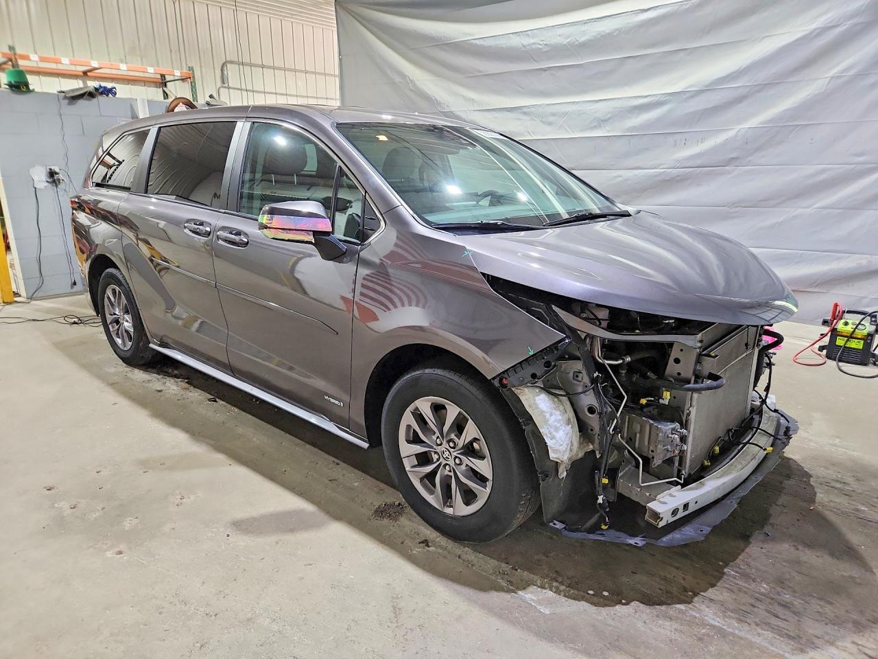 2021 Toyota Sienna Le - Image 4