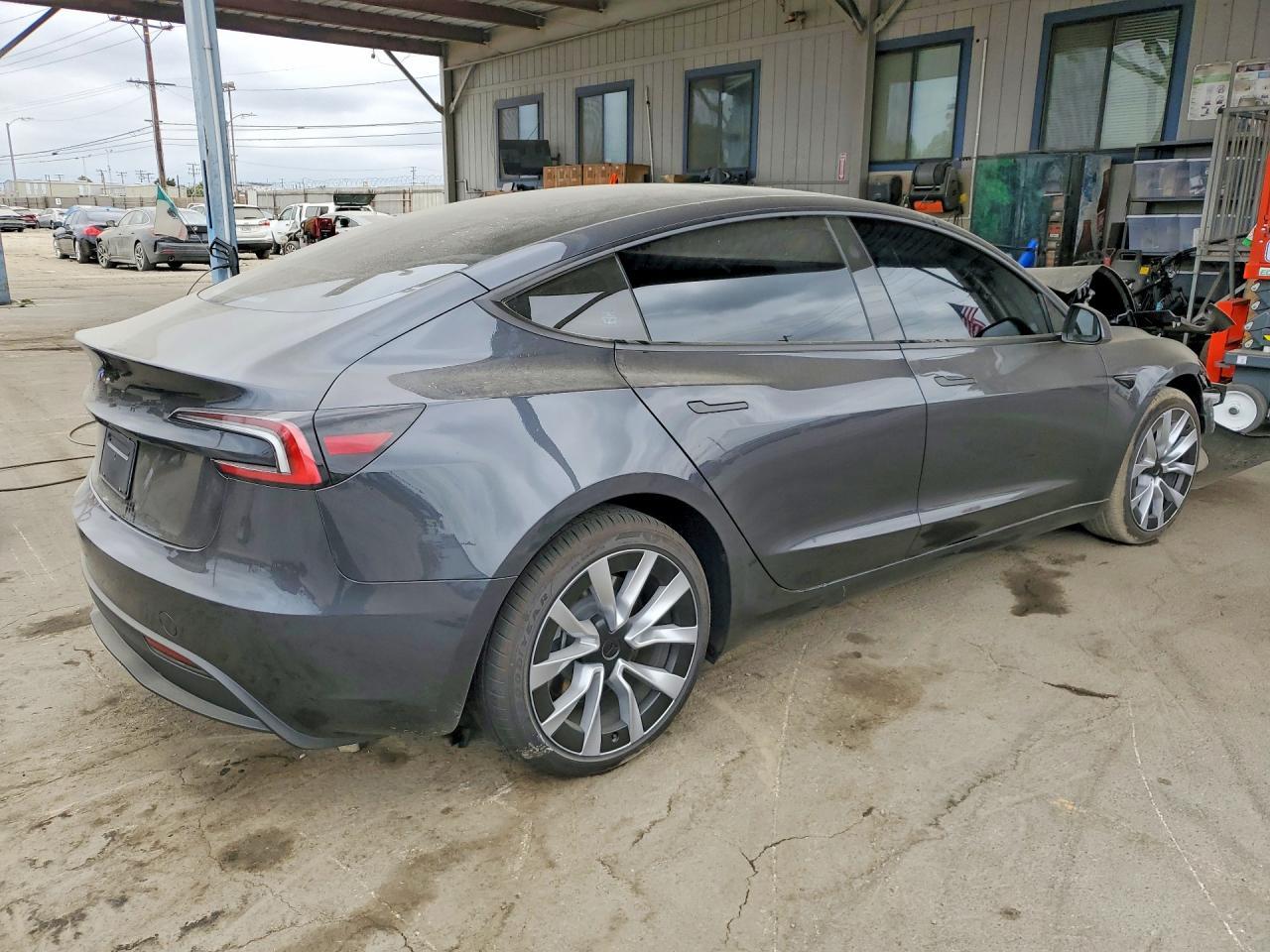 2026 Tesla Model 3 - Фото 3