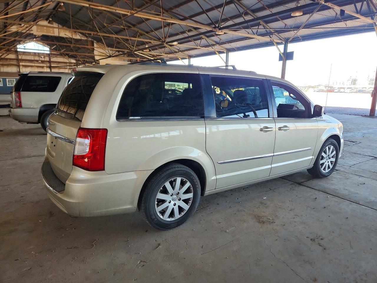 2013 Chrysler Town & Country Touring - Фото 3