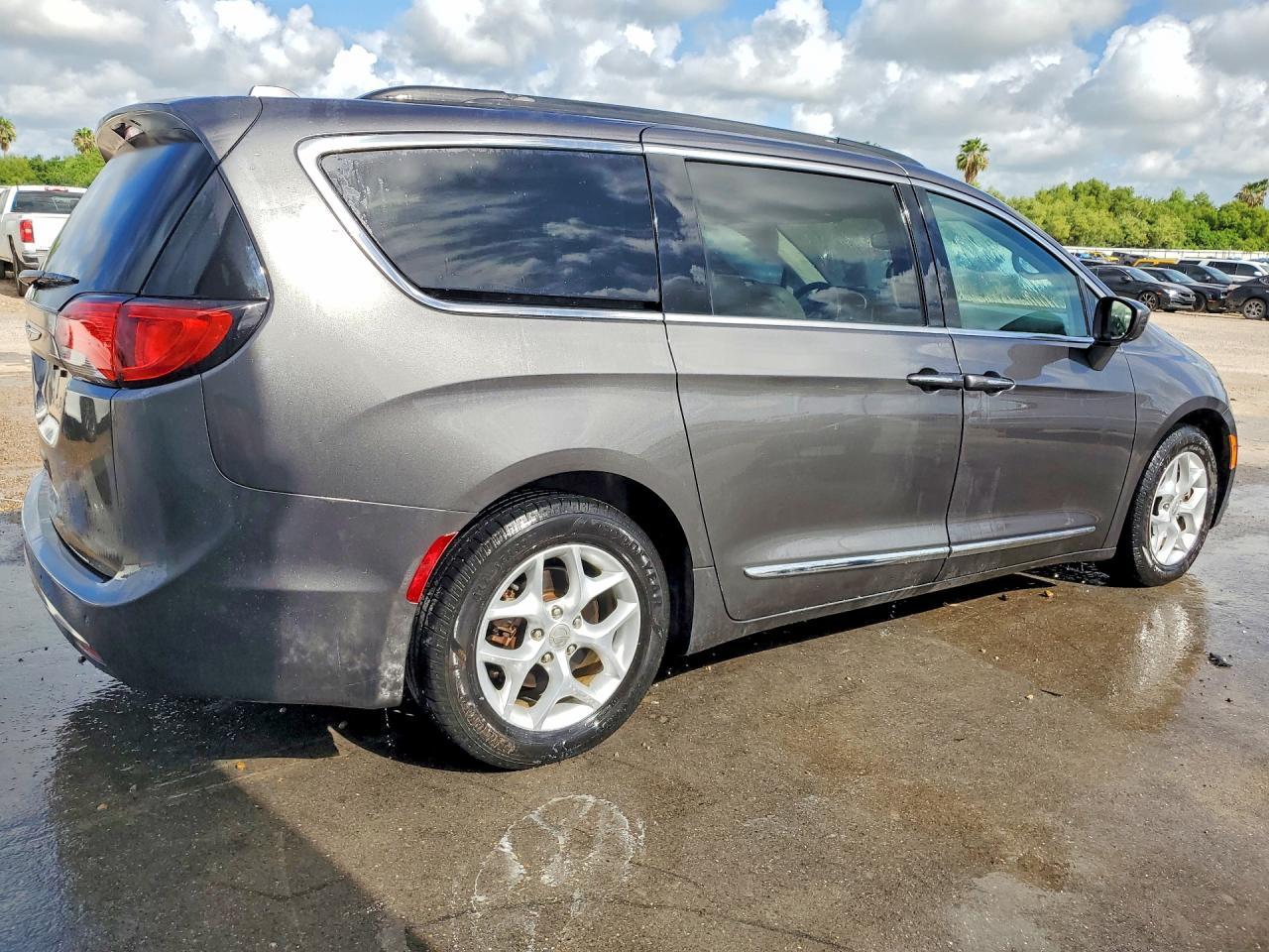 2017 Chrysler Pacifica Touring L - Image 3