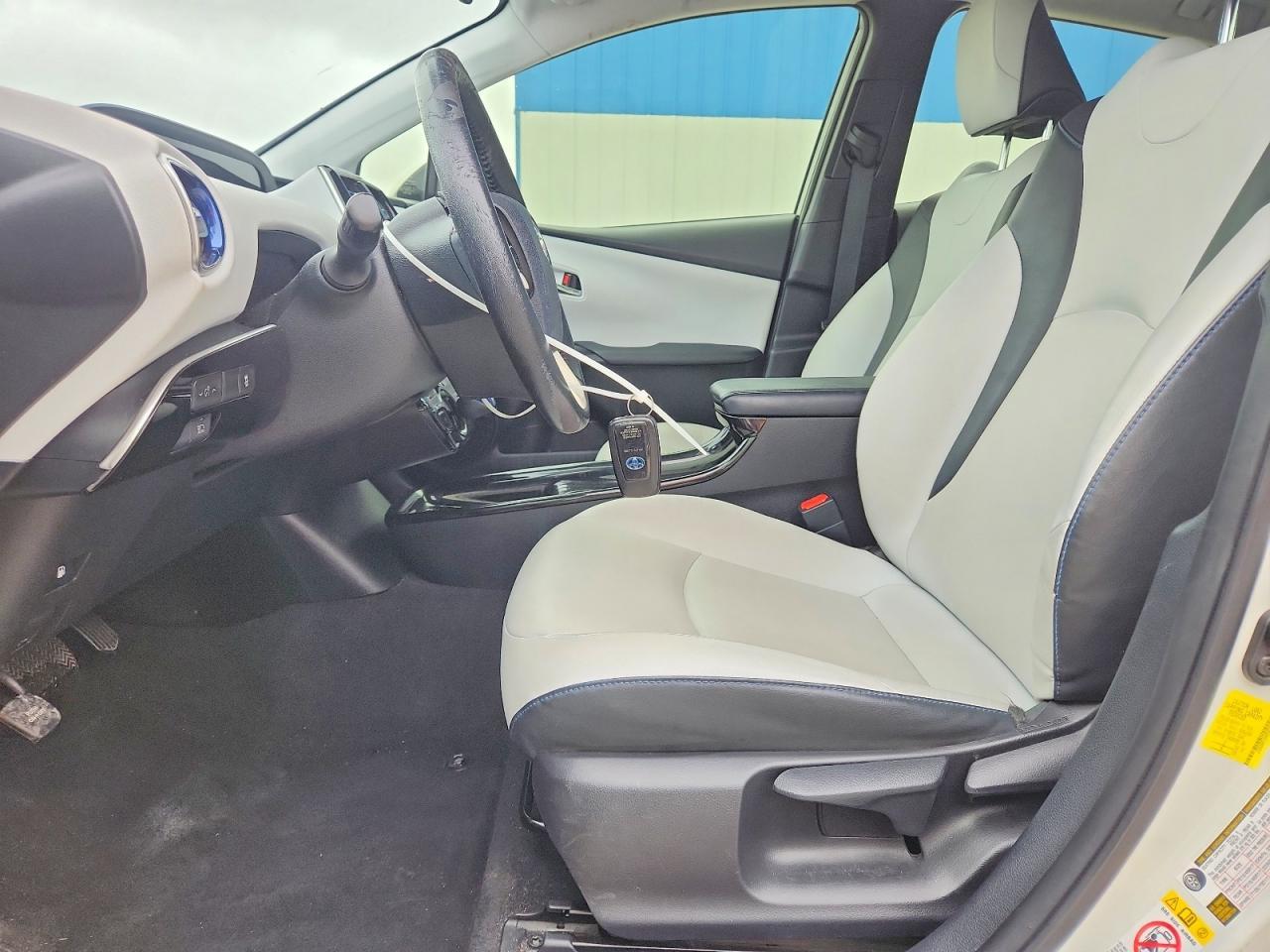 2017 Toyota Prius Three Touring - Image 7