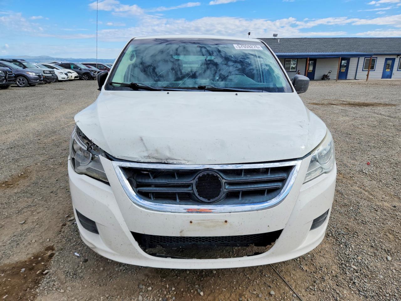 2011 Volkswagen Routan S - Image 5