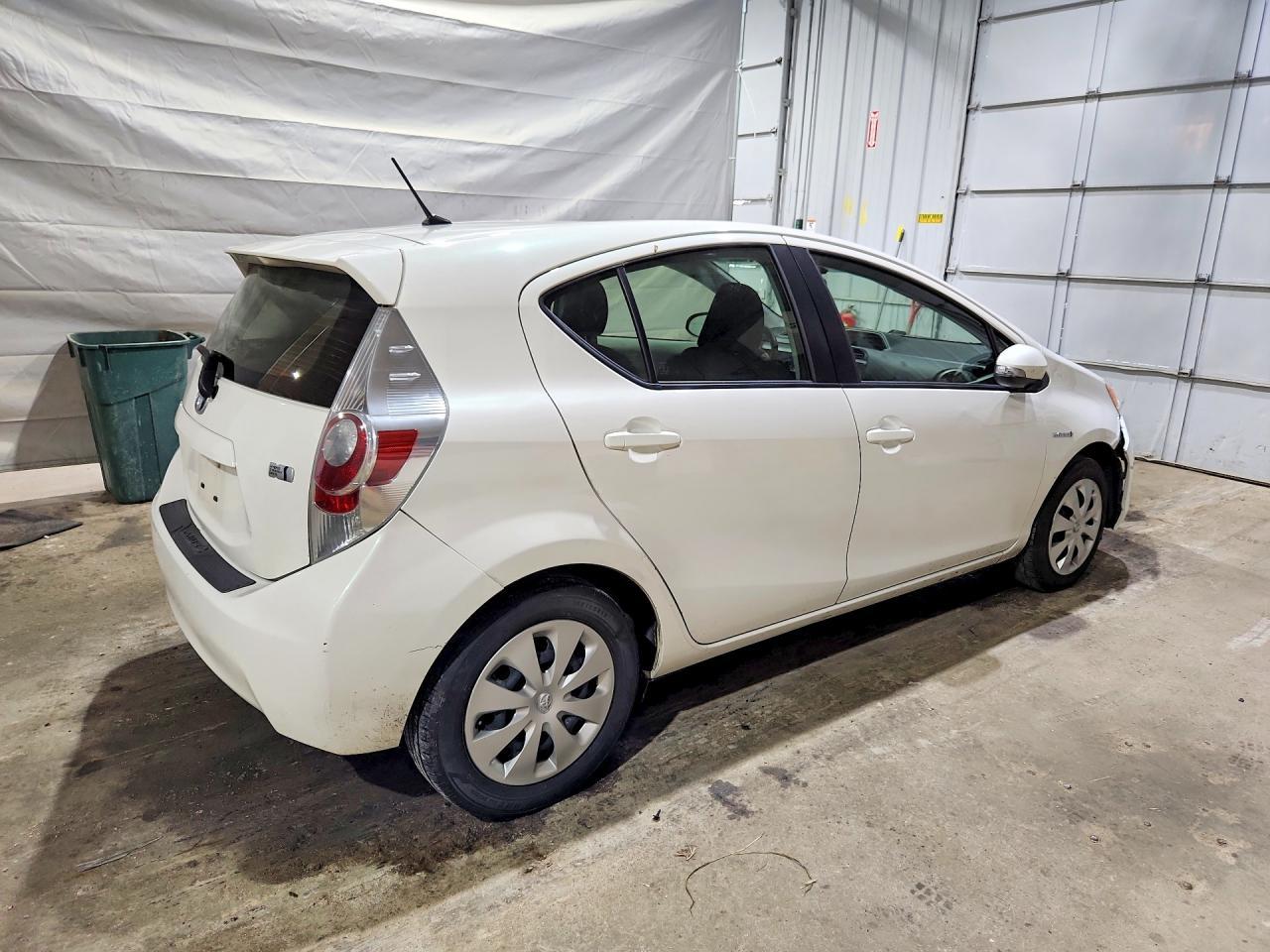 2014 Toyota Prius C Two - Фото 3