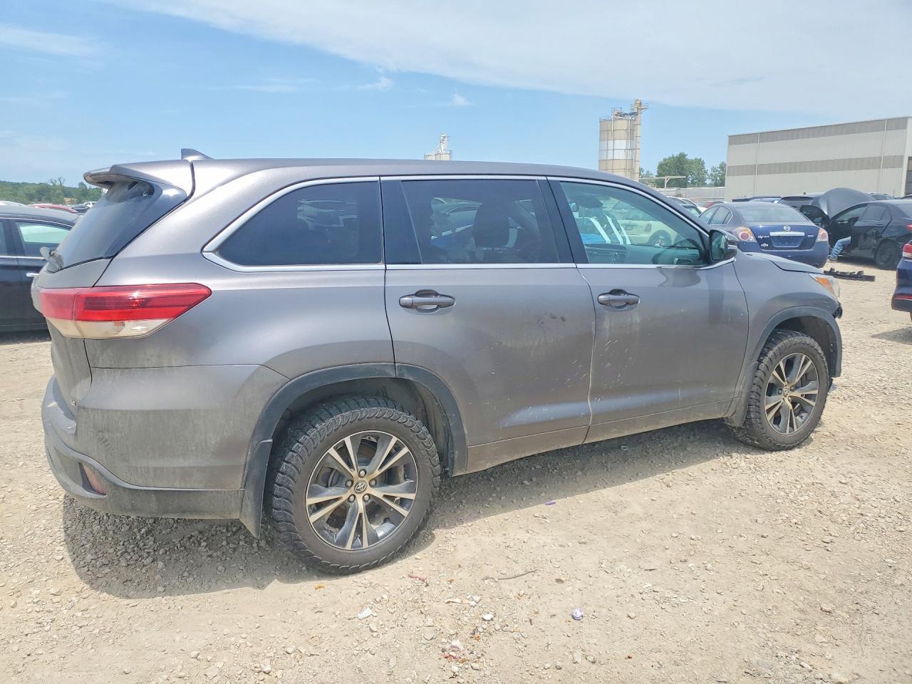 2018 Toyota Highlander Le Plus - Image 3