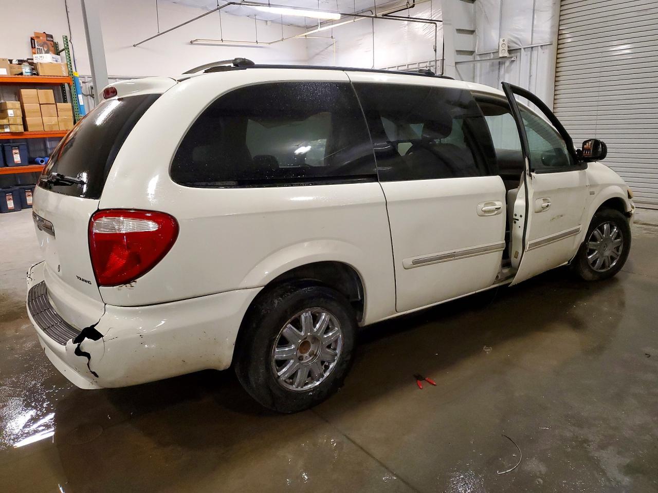 2007 Chrysler Town & Country Touring - Image 3