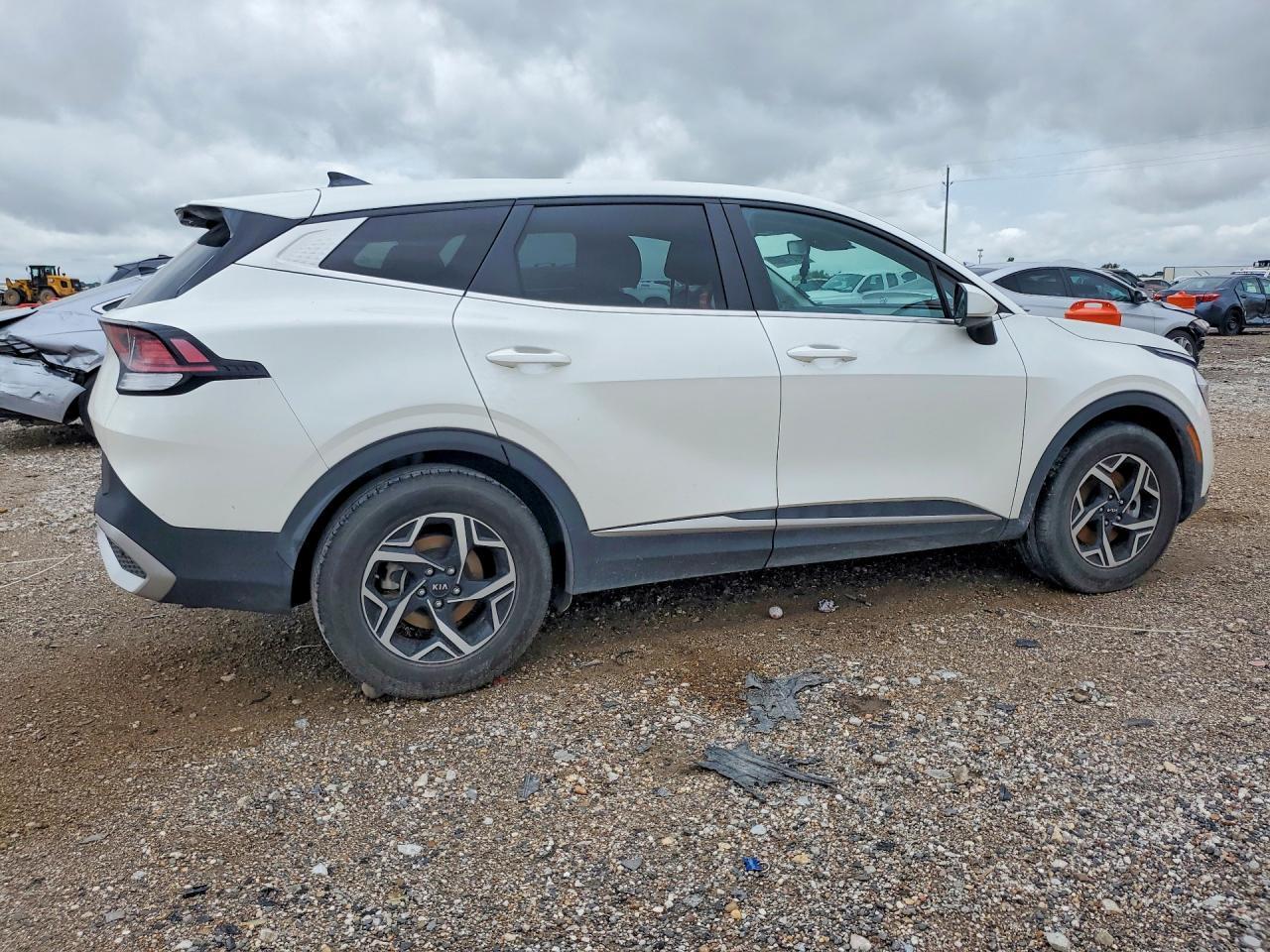 2023 Kia Sportage Lx - Image 3