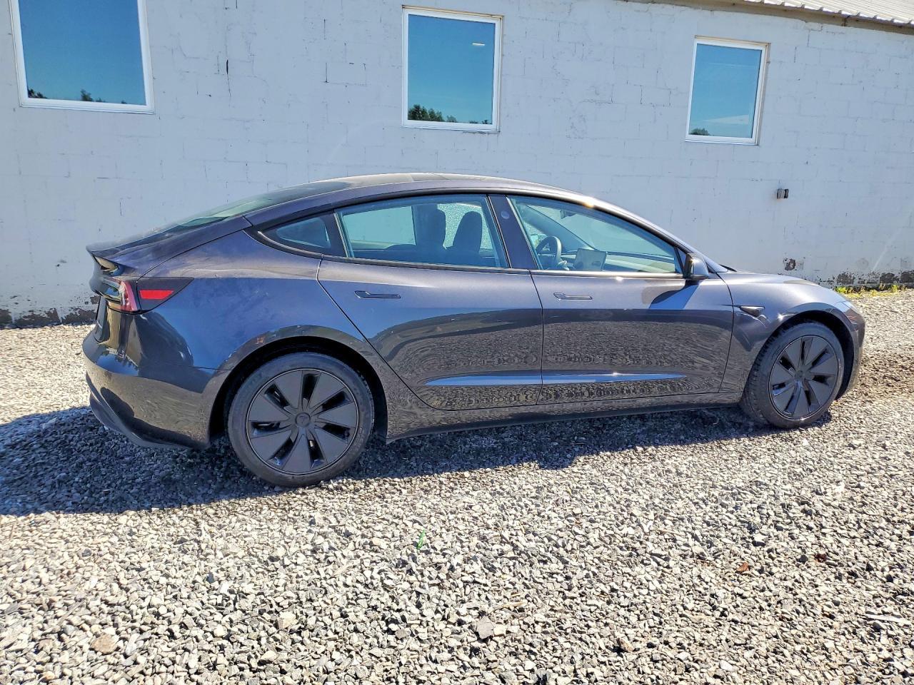 2025 Tesla Model 3 - Фото 3