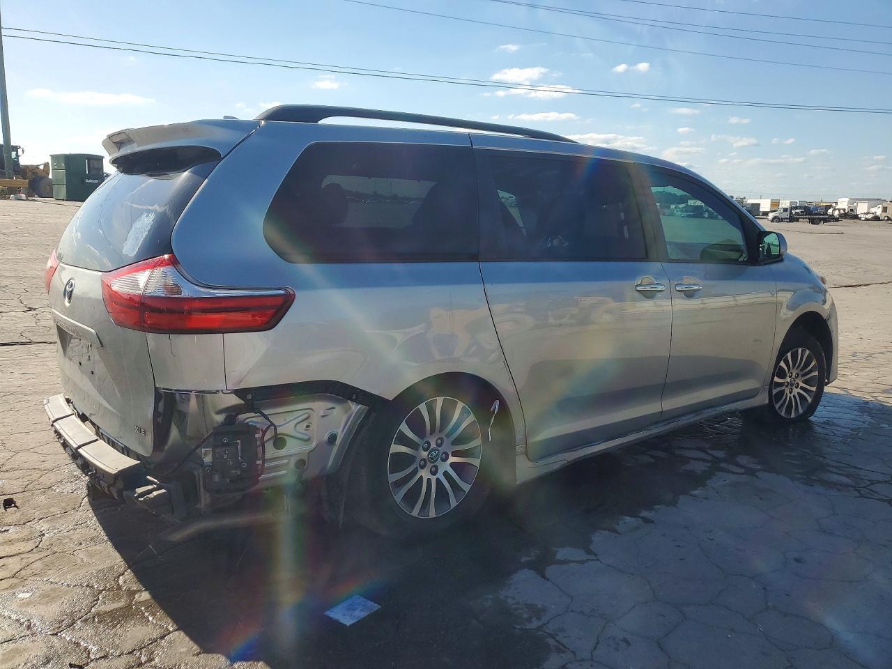 2019 Toyota Sienna Xle Premium 8-Passenger - Image 3