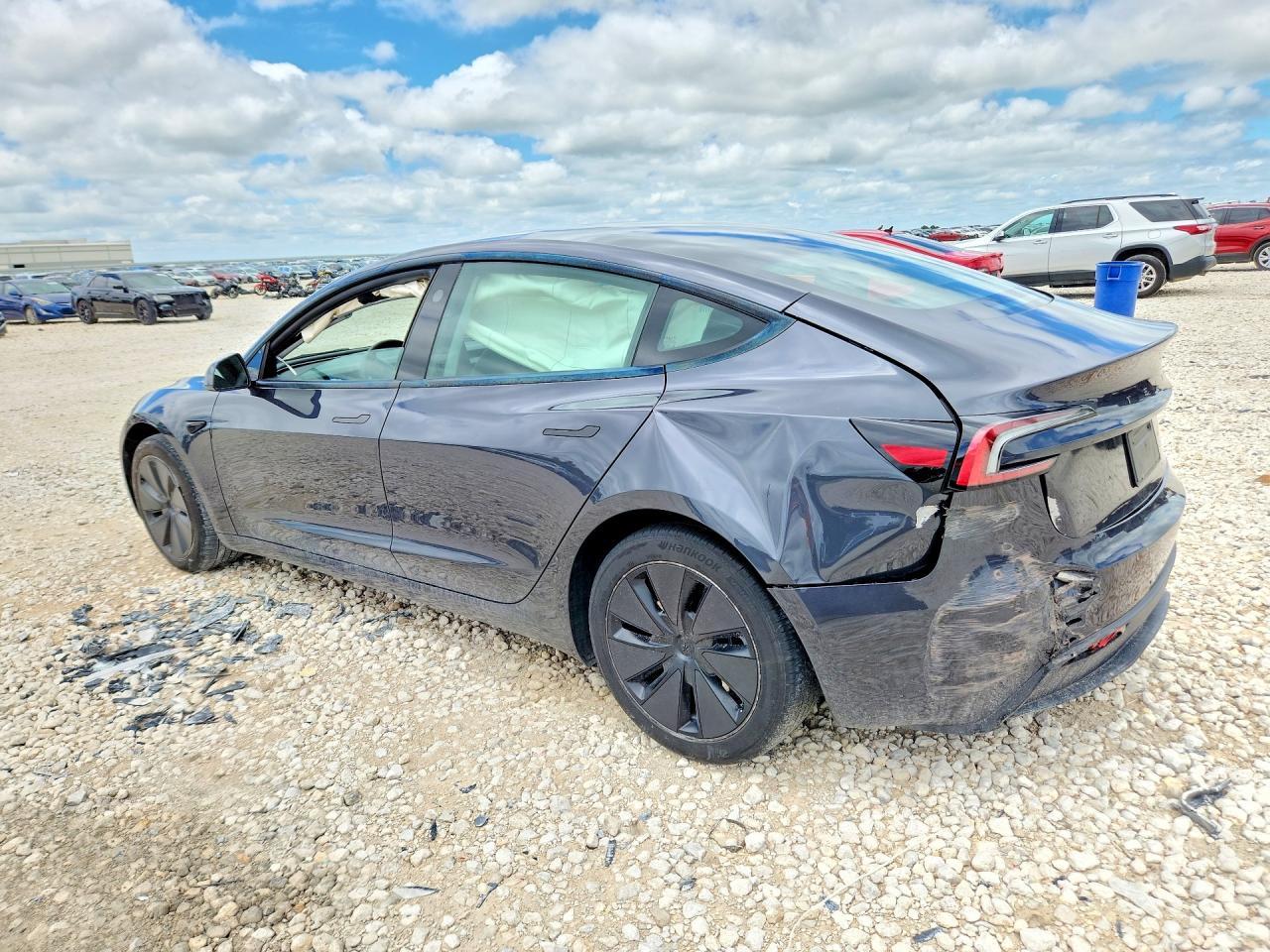2024 Tesla Model 3 - Фото 2