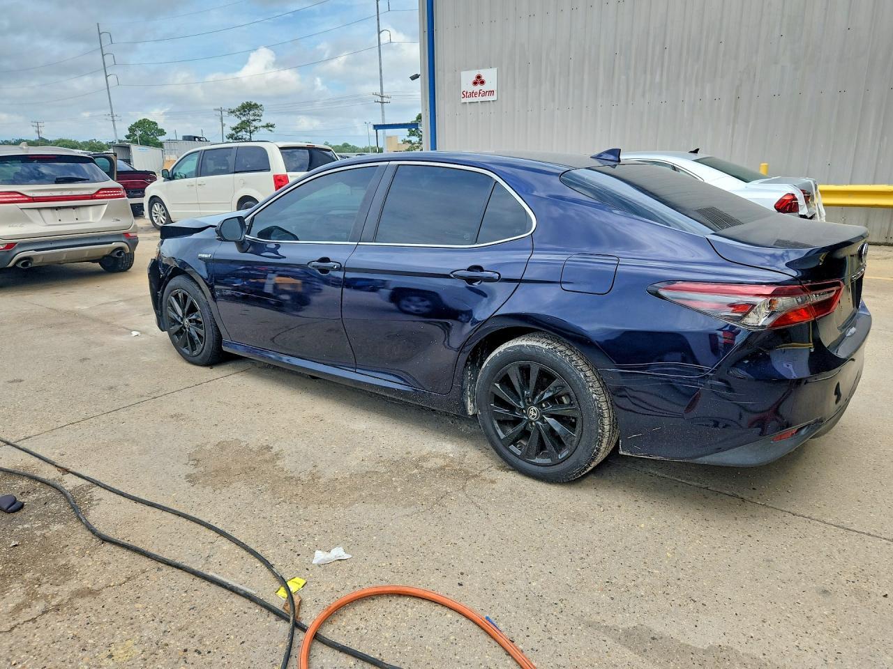 2021 Toyota Camry Le - Фото 2