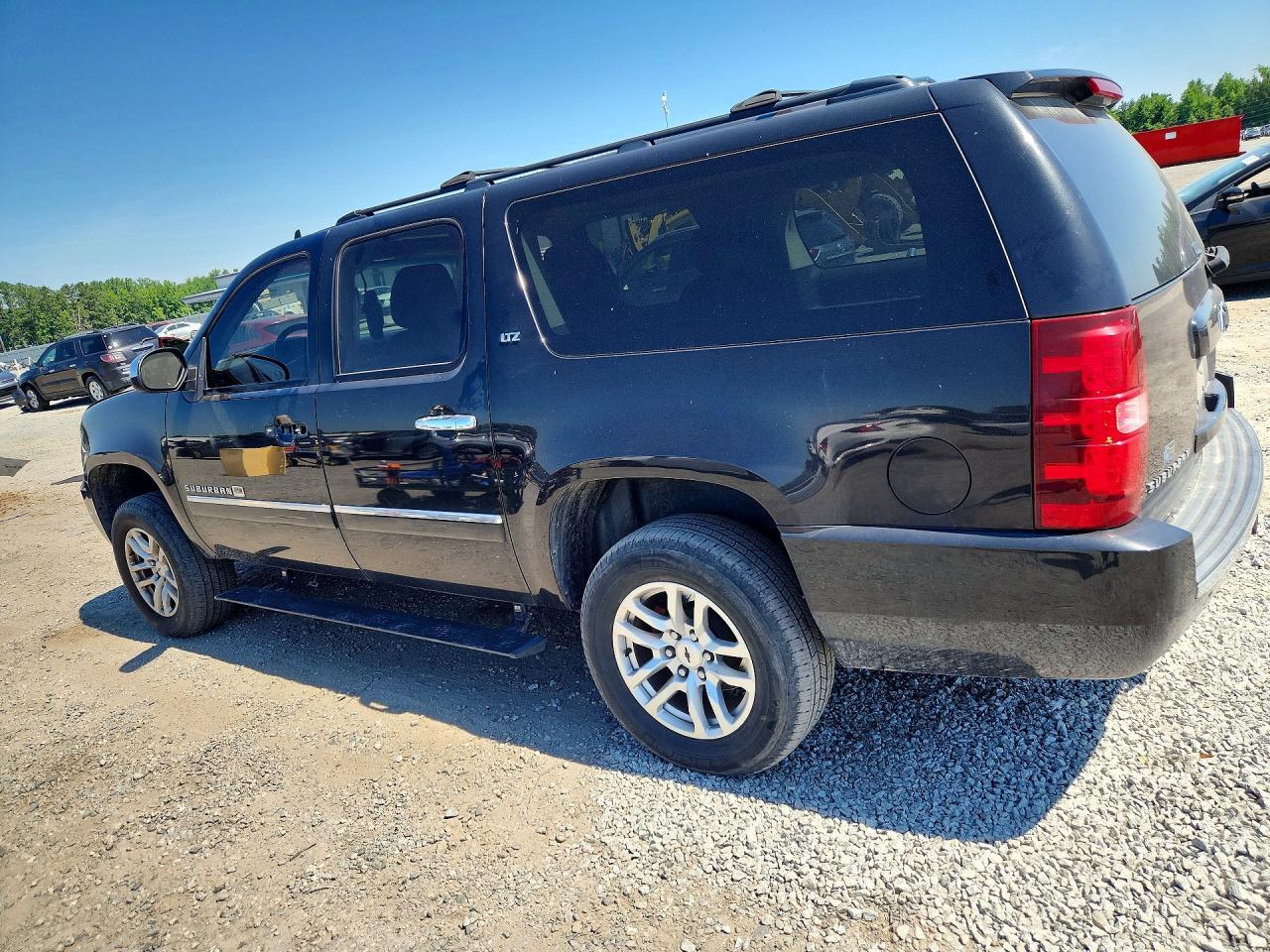 2011 Chevrolet Suburban C1500 Ltz - Image 2