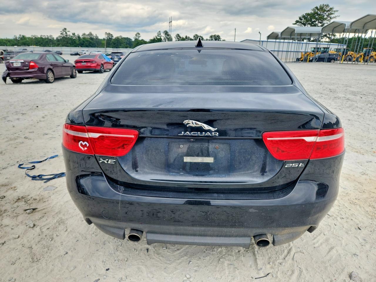 2017 Jaguar Xe Premium - Фото 6