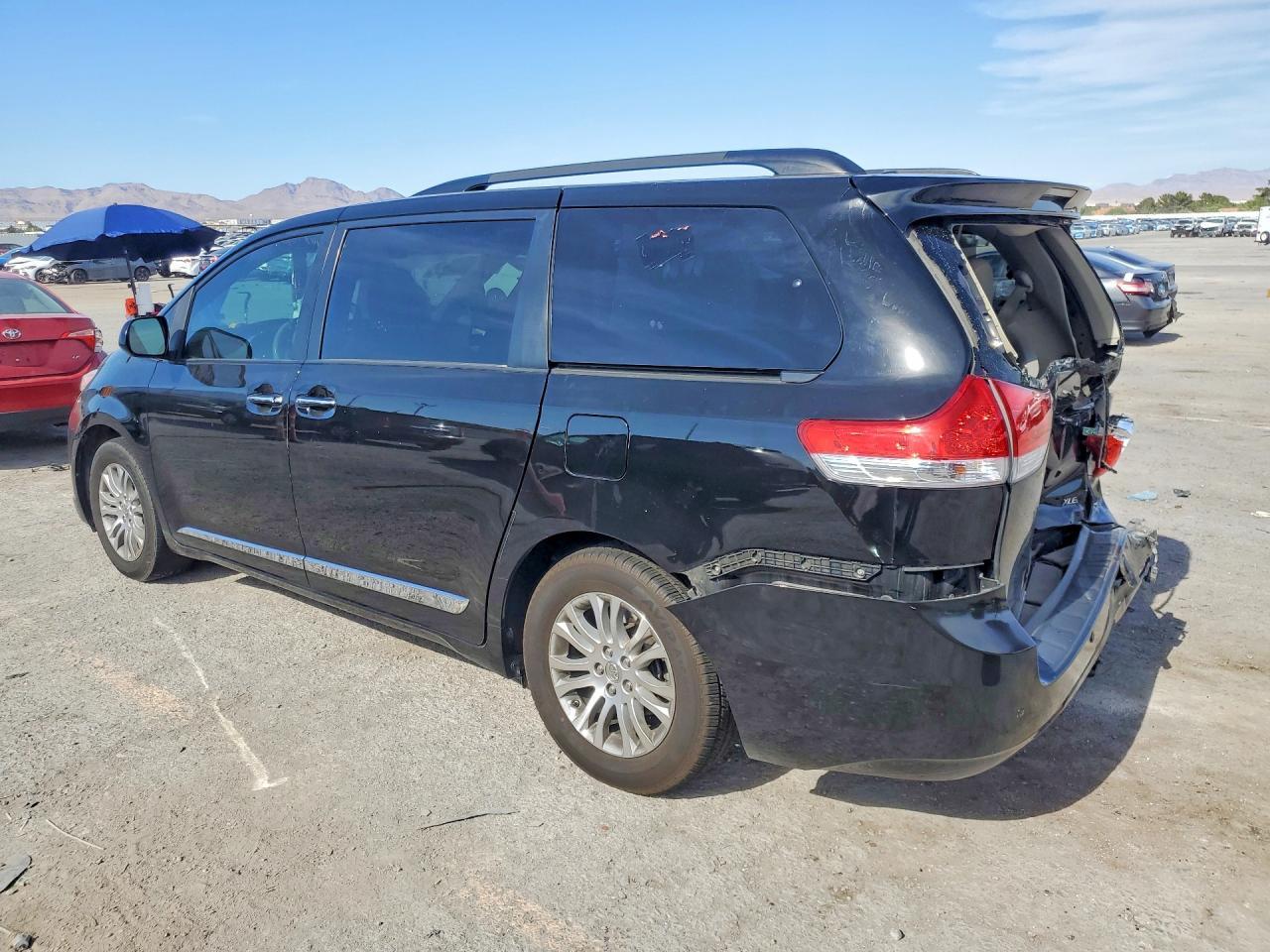 2014 Toyota Sienna Xle 8-Passenger - Фото 2