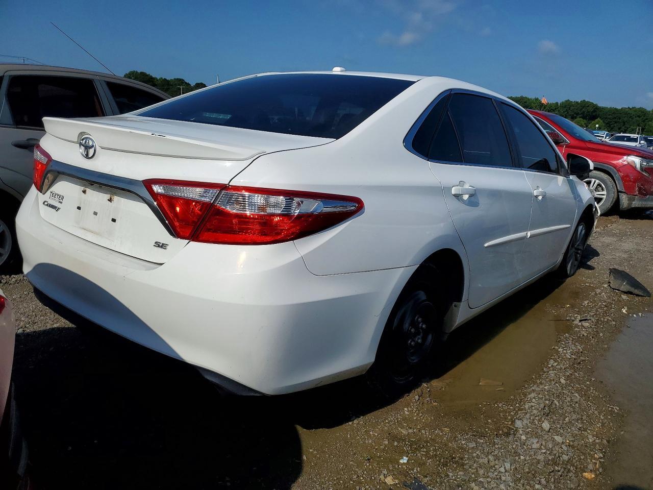 2016 Toyota Camry Se - Фото 3