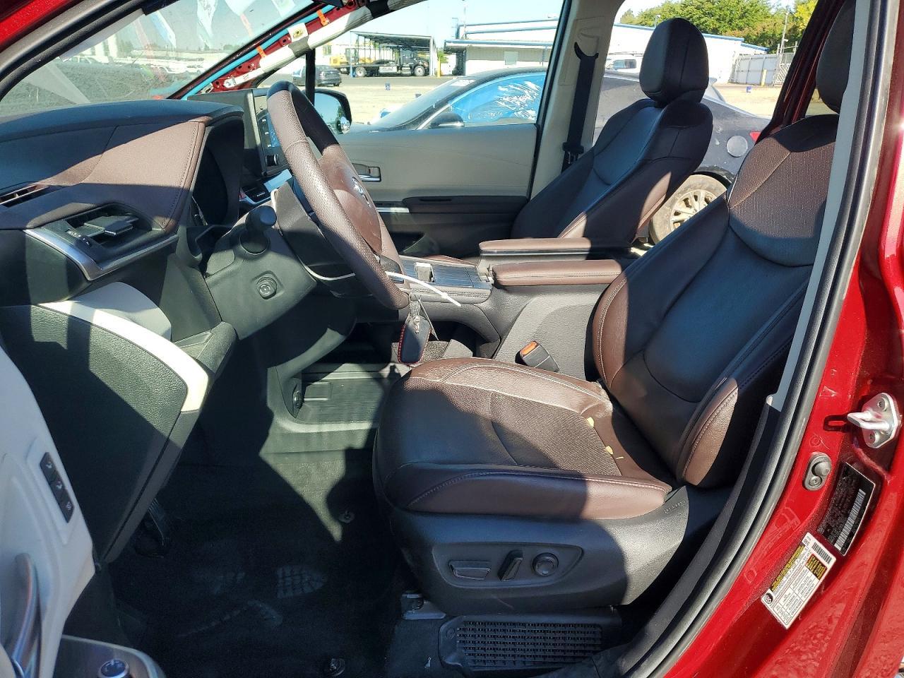 2024 Toyota Sienna Platinum 7-Passenger - Image 7