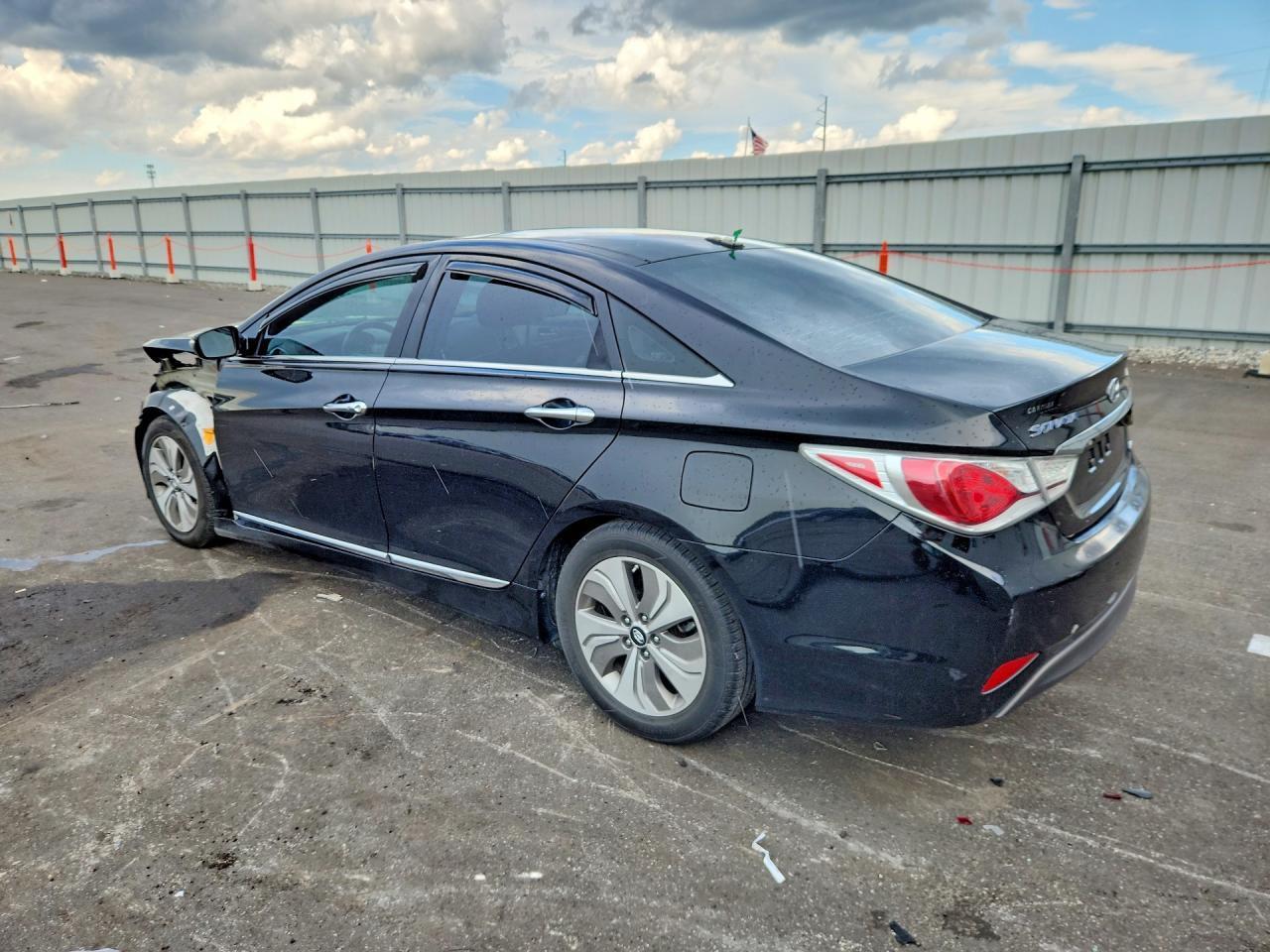 2015 Hyundai Sonata Hybrid Limited - Image 2