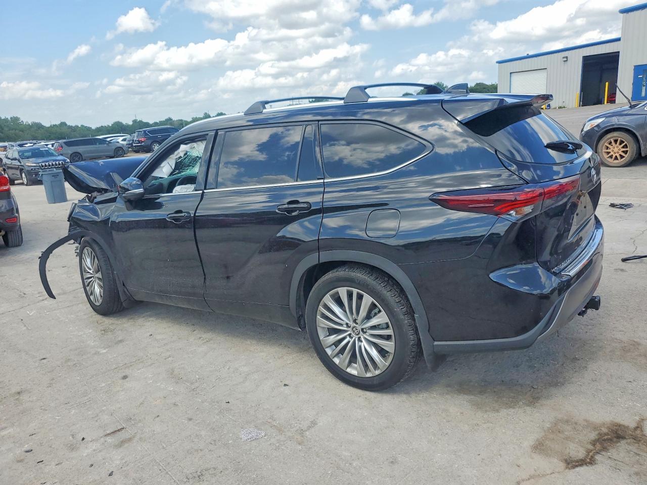 2024 Toyota Highlander Platinum - Image 2