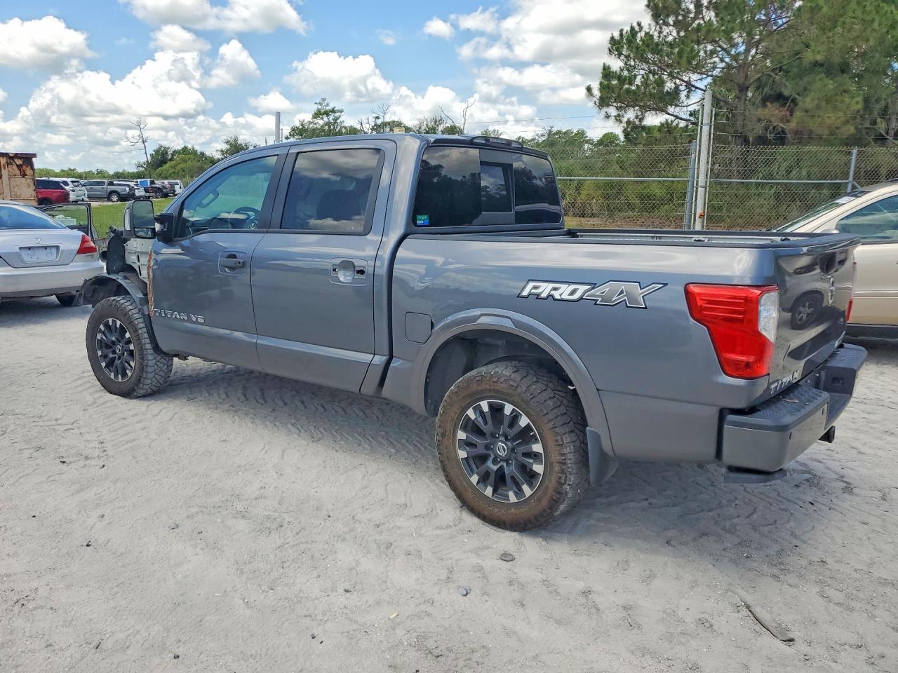 2019 Nissan Titan Pro-4X - Фото 2