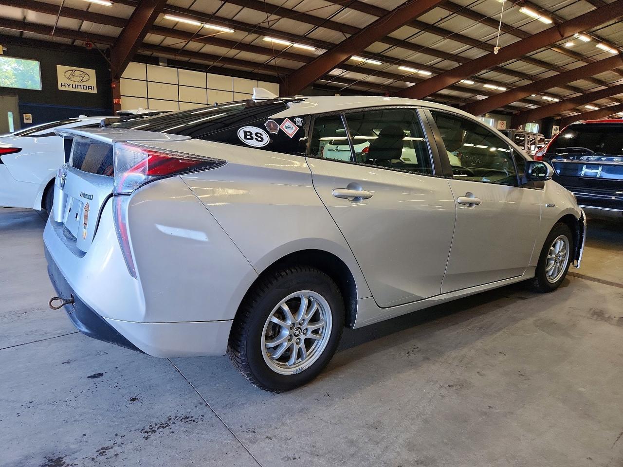 2017 Toyota Prius Two - Фото 3