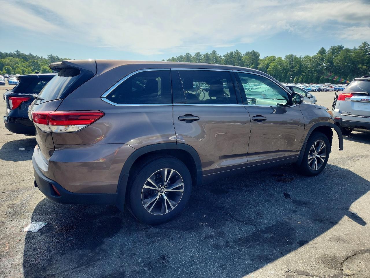 2017 Toyota Highlander Le - Фото 3