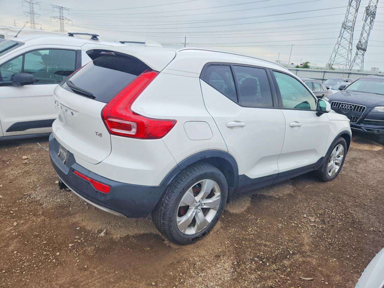 2020 Volvo Xc40 T4 Momentum - Фото 3