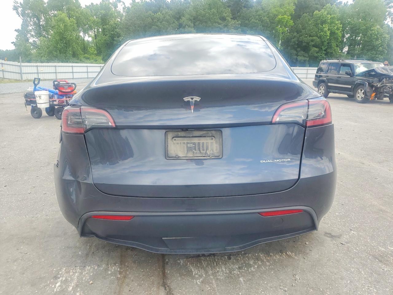 2025 Tesla Model Y - Фото 6