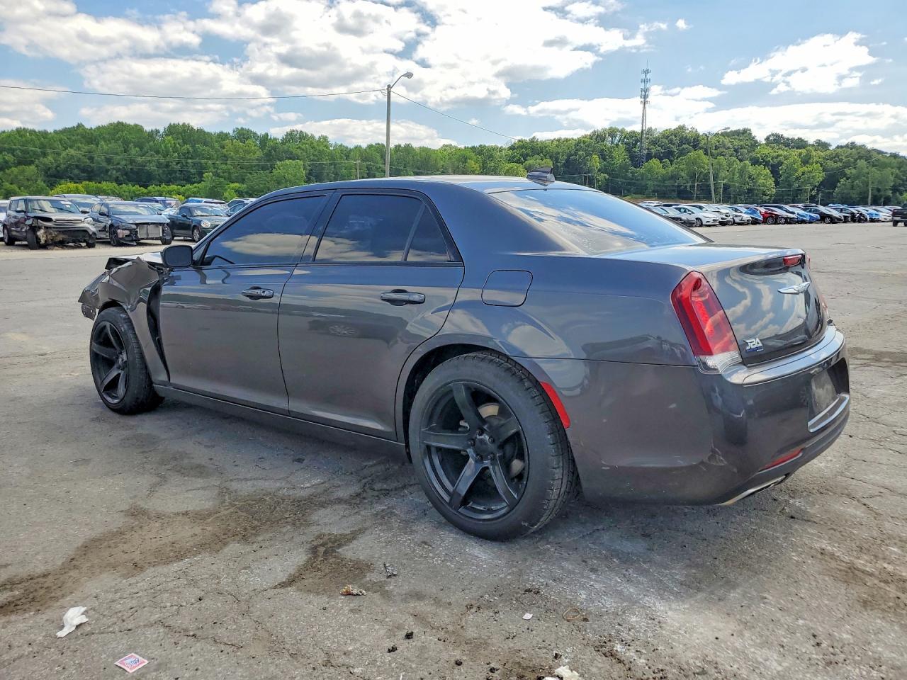 2019 Chrysler 300 Touring - Фото 2