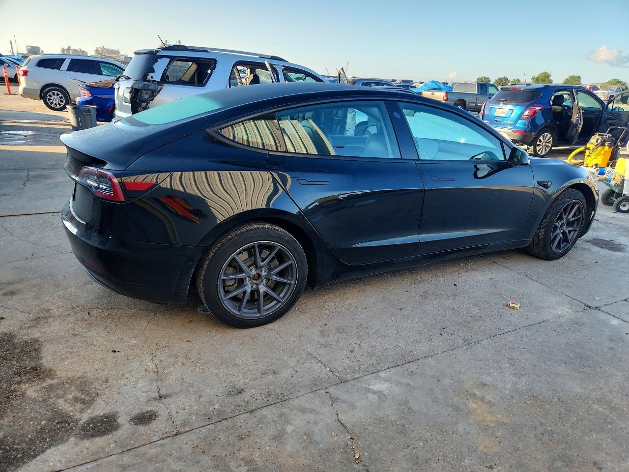 2022 Tesla Model 3 - Фото 3