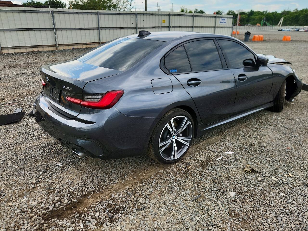 2020 BMW 330Xi - Фото 3