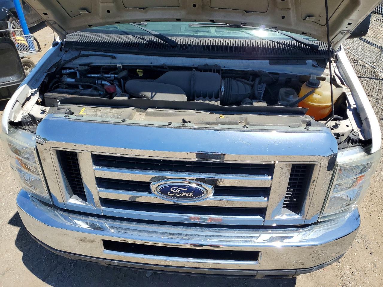 2012 Ford Econoline E350 Super Duty Wagon - Image 7