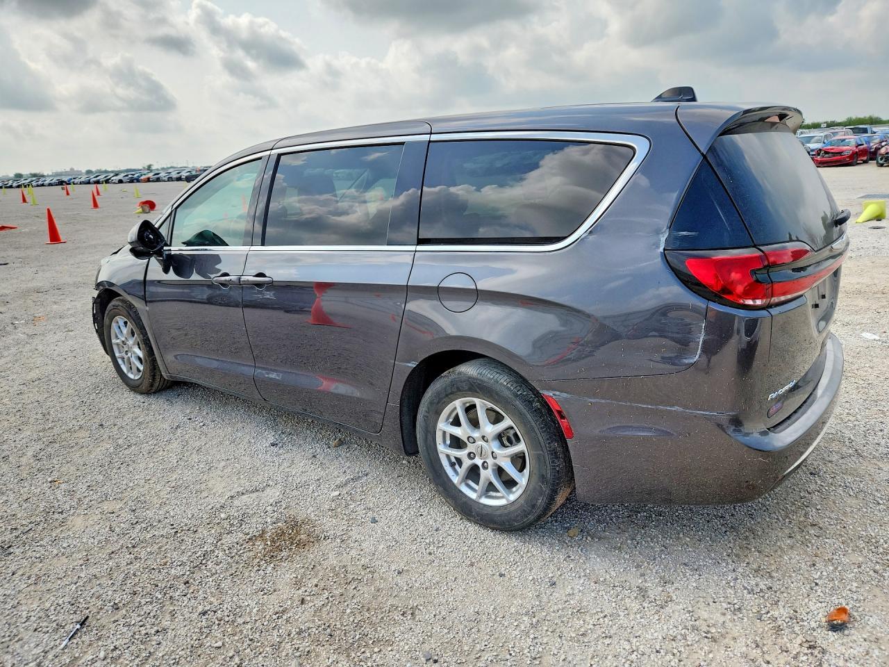 2023 Chrysler Pacifica Touring L - Image 2