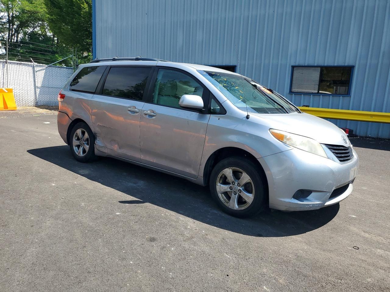 2012 Toyota Sienna Le - Image 4