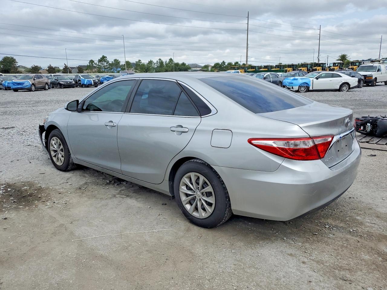 2017 Toyota Camry Le - Фото 2