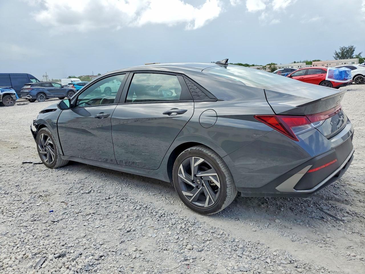 2025 Hyundai Elantra Sel Sport - Image 2