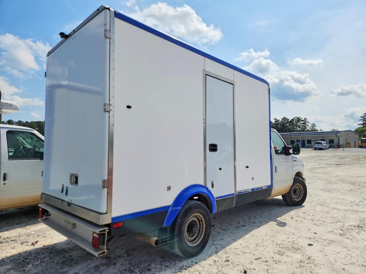 2023 Ford E350 Refrigerated Box Truck - Фото 3