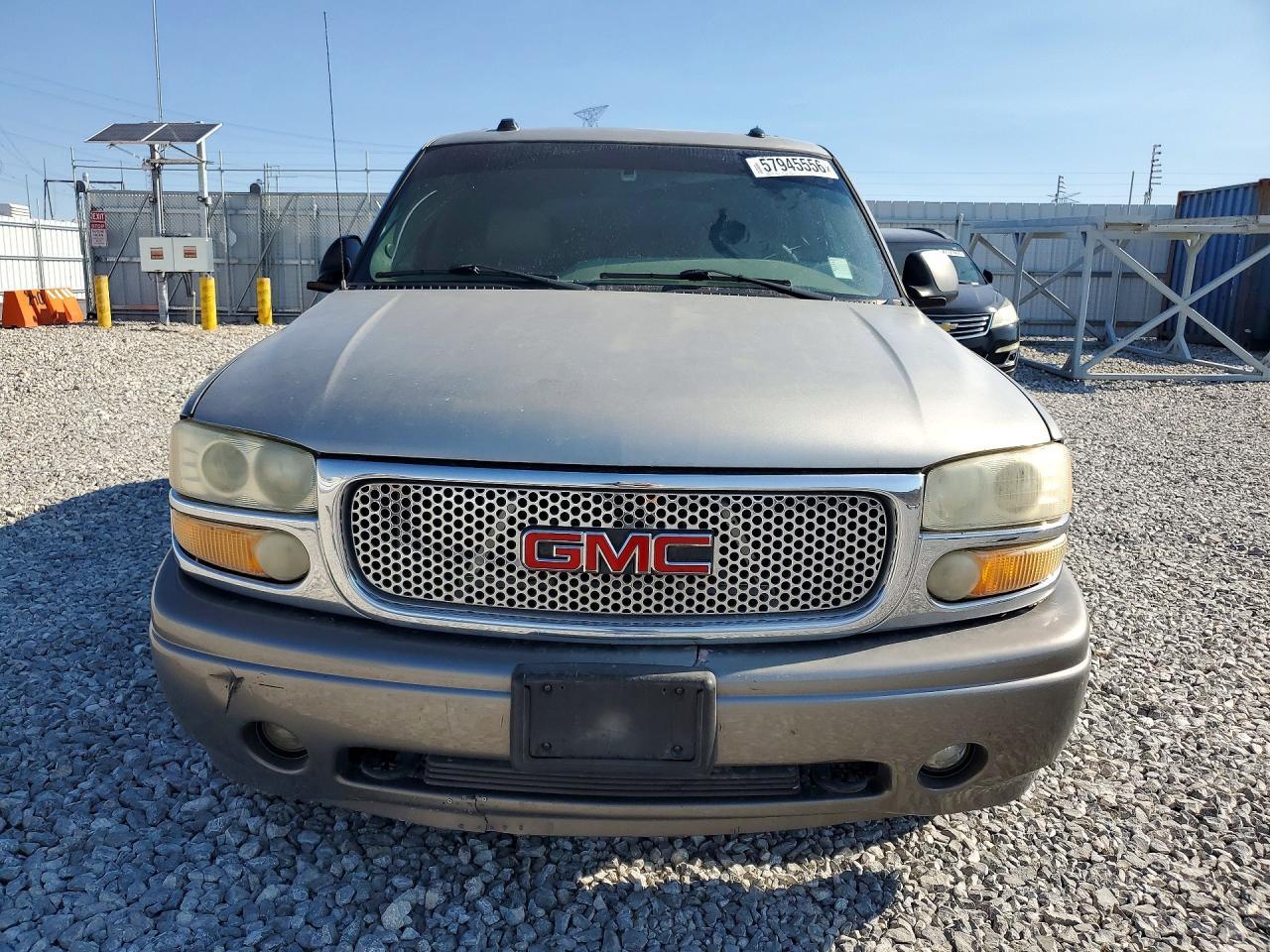 2005 GMC Yukon Denali - Image 5