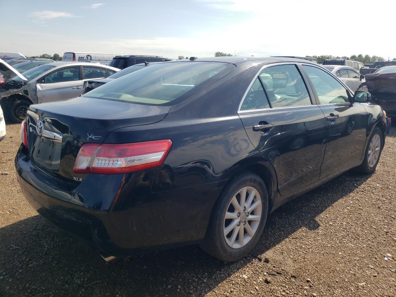 2011 Toyota Camry Base - Фото 3