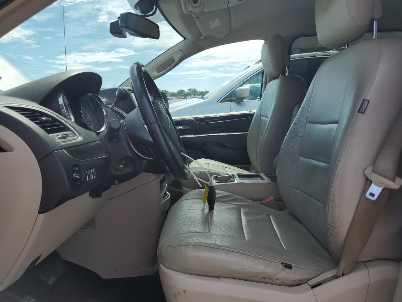 2011 Chrysler Town & Country Touring - Фото 7