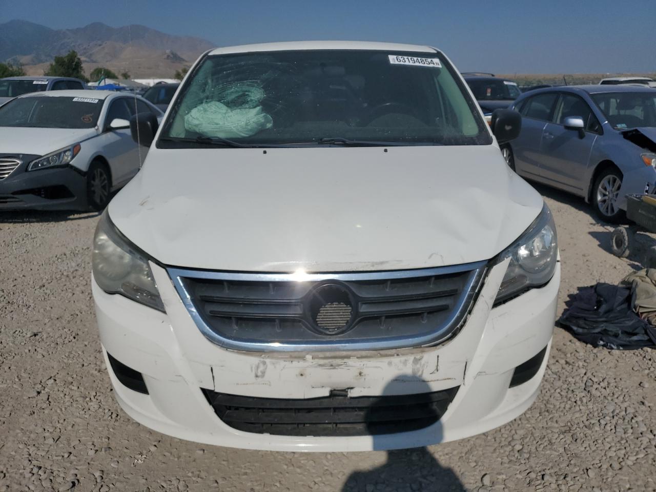2010 Volkswagen Routan S - Image 5