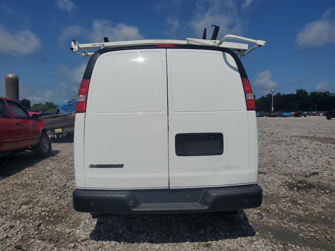 2017 Chevrolet Express G2500 - Фото 6