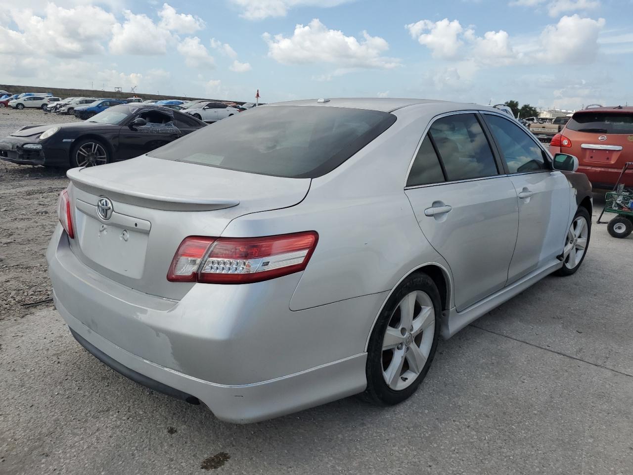 2010 Toyota Camry Base - Фото 3
