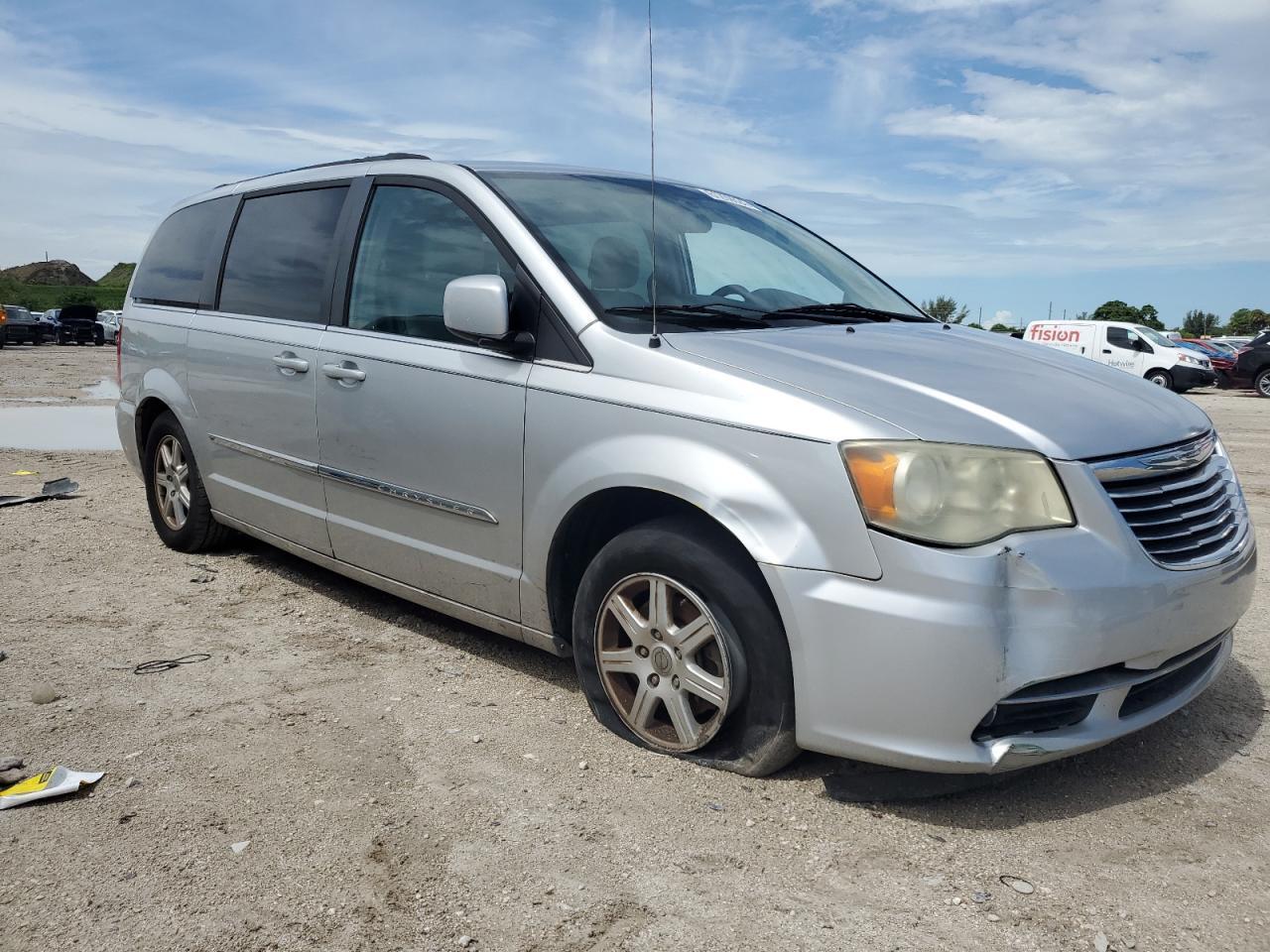 2011 Chrysler Town & Country Touring - Фото 4