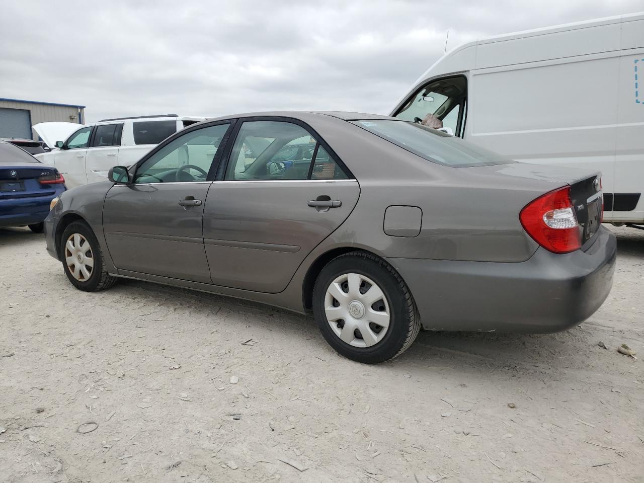 2002 Toyota Camry Le - Фото 2