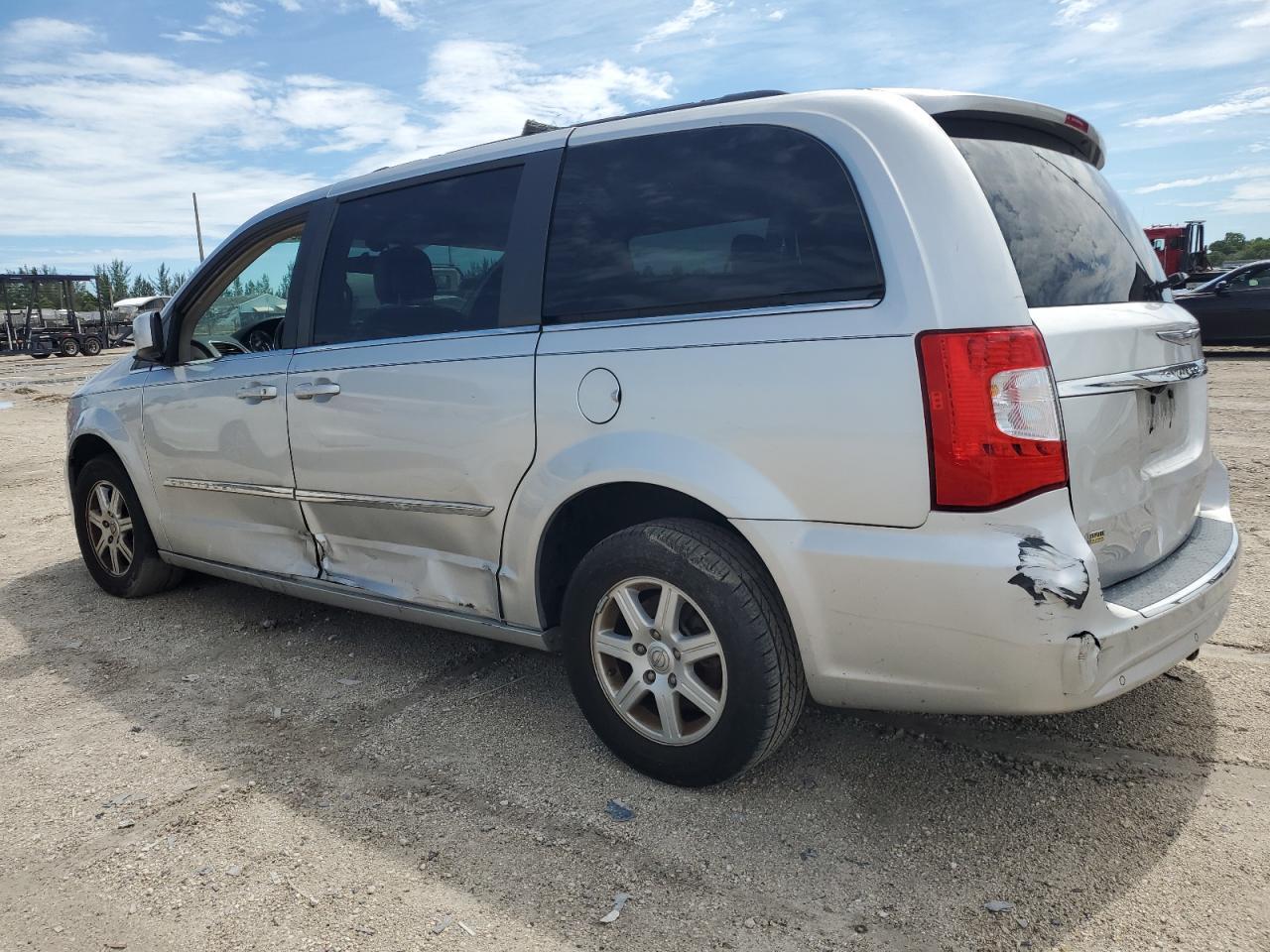2011 Chrysler Town & Country Touring - Фото 2