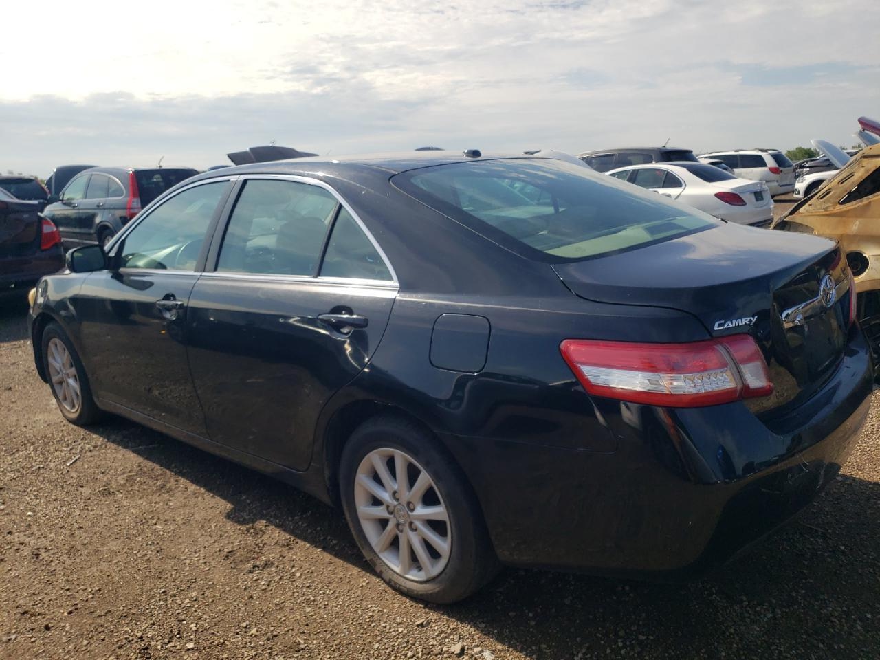 2011 Toyota Camry Base - Фото 2