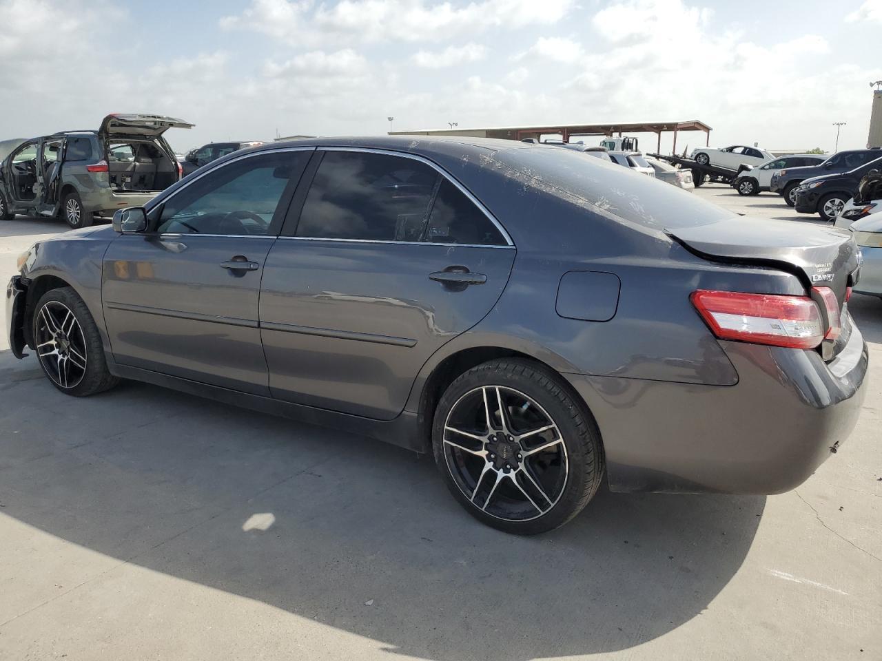 2011 Toyota Camry Base - Фото 2